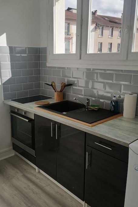 Appartement Avec Balcon Et Parking Prive Roanne Buitenkant foto